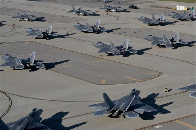 Ấn tượng cảnh hàng chục máy bay F-22 đi tránh bão