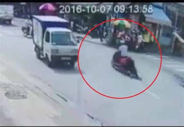 Bắt tên cướp kéo lê cô gái gần 100 mét trên đường Sài Gòn