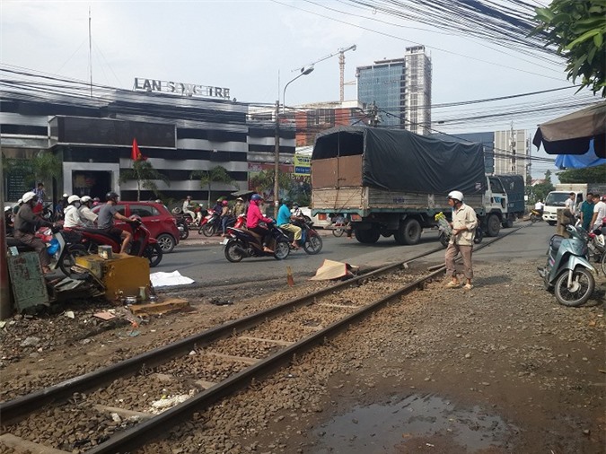 Bỏ lại xe máy lao vào tàu hỏa, nam thanh niên chết tại chỗ