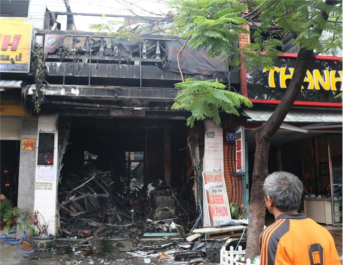 Cháy lớn ở khu dân cư, lực lượng cứu hỏa đục tường cứu 7 người thoát chết