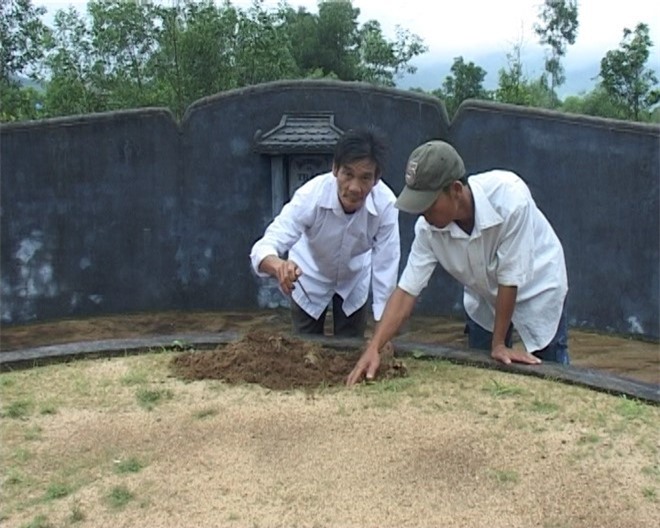 Hàng nghìn ngôi mộ ở Huế bất ngờ bị đóng đinh