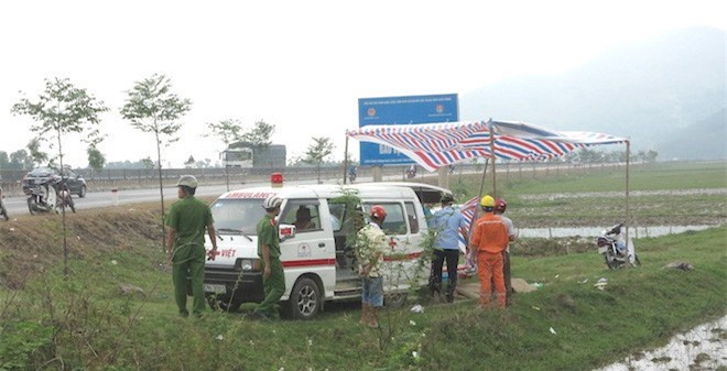 Hoảng hồn phát hiện thi thể người đàn ông chết gục bên bờ ruộng