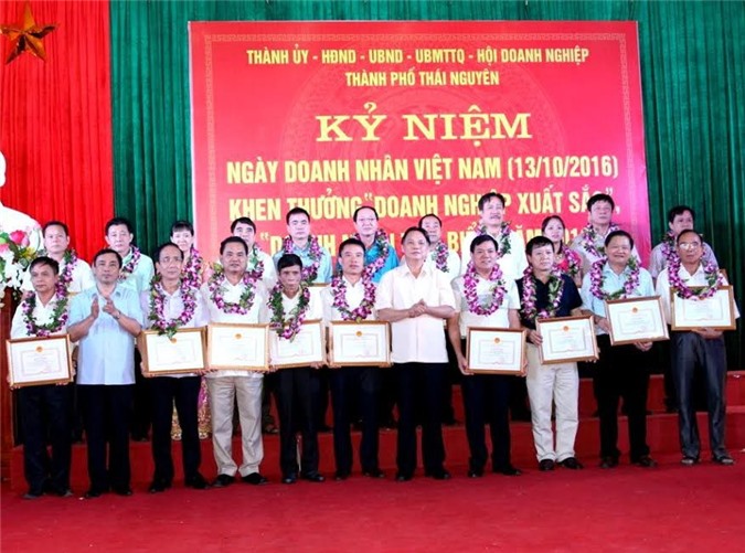 K&#x1EF7; ni&#x1EC7;m ng&#xE0;y Doanh nh&#xE2;n Vi&#x1EC7;t Nam v&#xE0; bi&#x1EC3;u d&#x1B0;&#x1A1;ng doanh nghi&#x1EC7;p, doanh nh&#xE2;n xu&#x1EA5;t s&#x1EAF;c