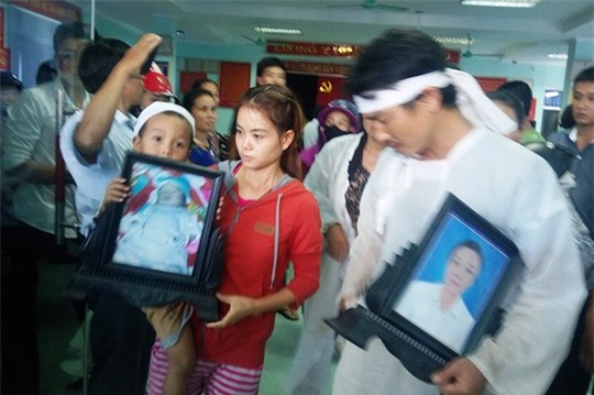 Người nhà mẹ con sản phụ tử vong mang di ảnh đến bệnh viện