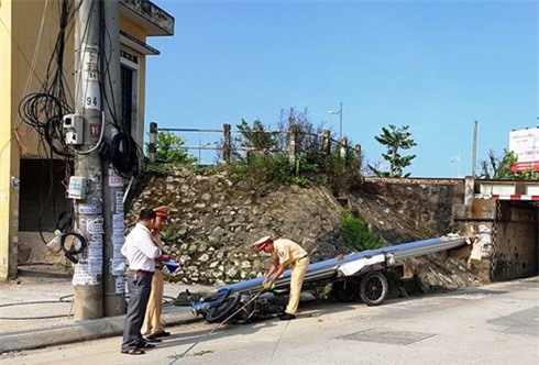 Phanh gấp tránh ôtô, người đàn ông bị tôn đè tử vong