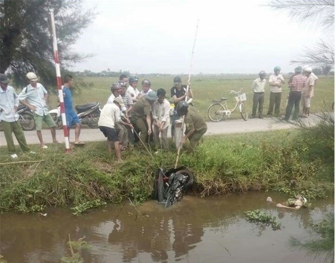 Phát hiện một thanh niên chết bất thường cùng xe máy dưới ao