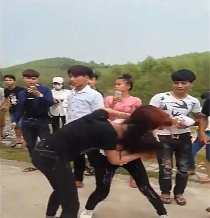 Nhiều thanh niên đứng quay phim cảnh hai thiếu nữ ẩu đả, lột nội y