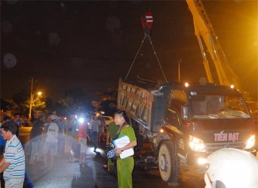 Va chạm với xe tải, 2 thanh niên bị cán chết thảm