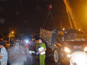 Va chạm với xe tải, 2 thanh niên bị cán chết thảm