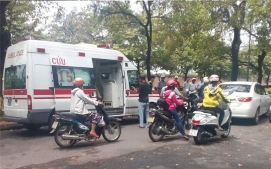 Va chạm với xế hộp, nam thanh niên nguy kịch