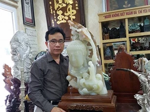 Vị doanh nhân làm giàu từ tình yêu cháy bỏng với những viên đá