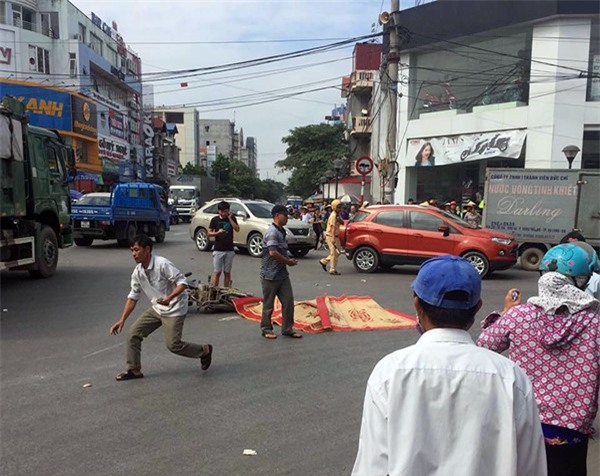 Đi mời cưới cho con, vợ chồng chết thảm dưới bánh container