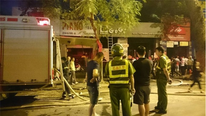 Hàng trăm lính cứu hỏa chữa cháy quán thịt nướng ở Hà Nội