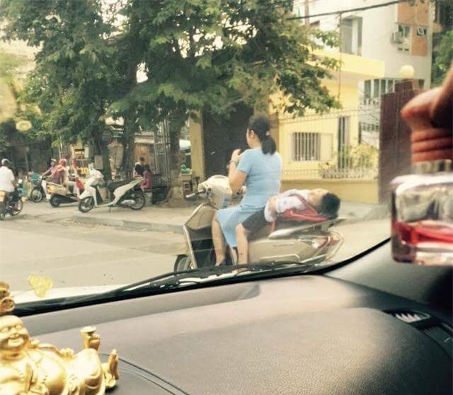 Phát hoảng bà mẹ '"làm xiếc" khi con ngủ gật sau xe máy