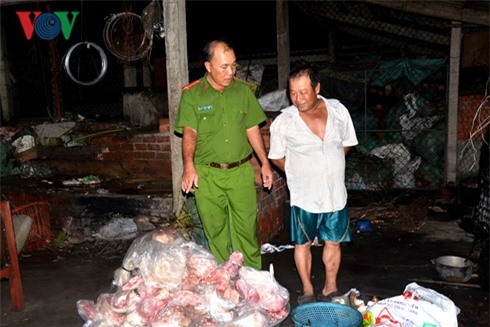 "Phù phép" thịt heo thối thành heo quay đắt khách
