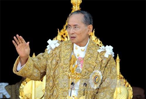Sức khoẻ Nhà vua Thái Lan chuyển biến xấu