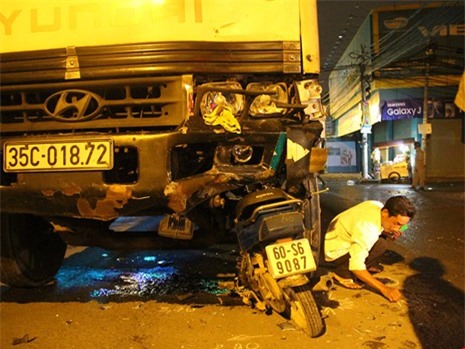 Xe máy tông trực diện xe tải, người đàn ông tử vong tại chỗ 