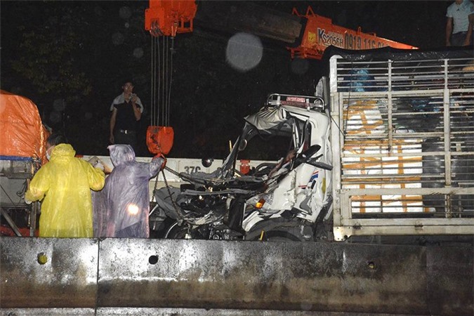 Xe tải tông nhau, tài xế và phụ xe chết thảm trong cabin