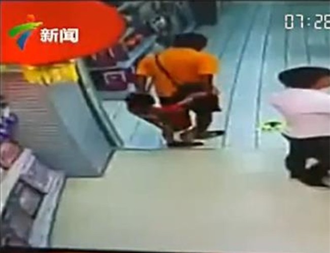 Xót xa cảnh bố ngã đè lên con khiến bé tử vong tại chỗ