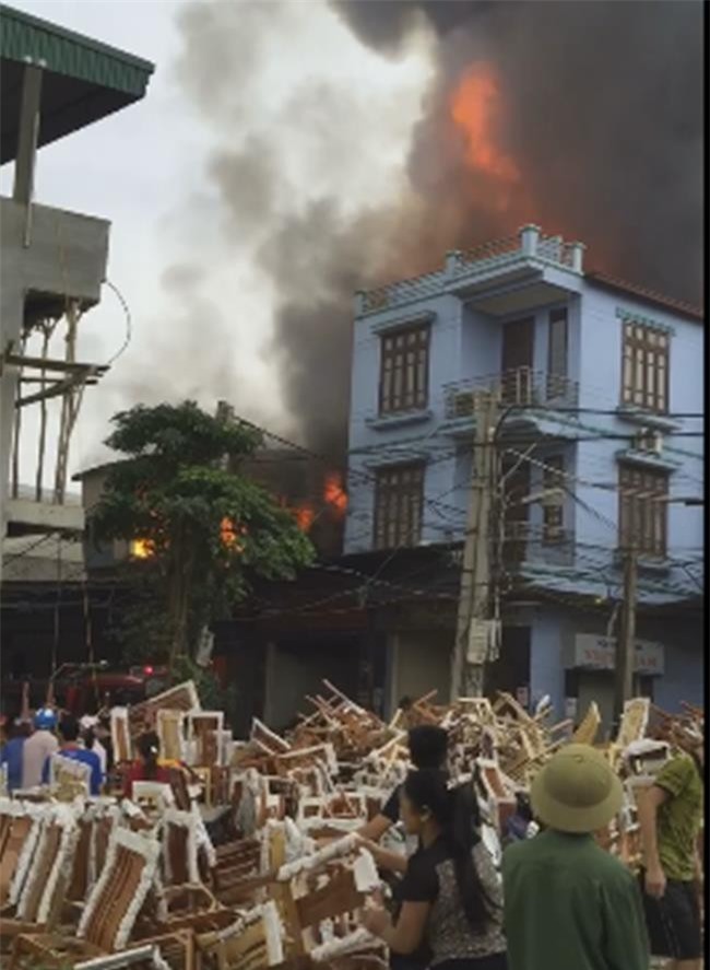Hà Nội: Cháy lớn thiêu rụi xưởng sản xuất hàng nội thất