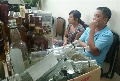 Mua vỏ chai "đồng nát", đổ rượu Lào thành Chivas "ngoại"