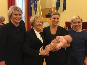 Nghị sĩ Iceland gây sốc khi vừa đứng phát biểu vừa cho con bú