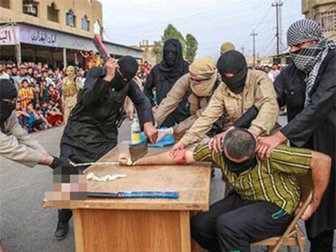 Rùng mình cảnh IS chặt tay hai kẻ trộm giữa quảng trường Syria