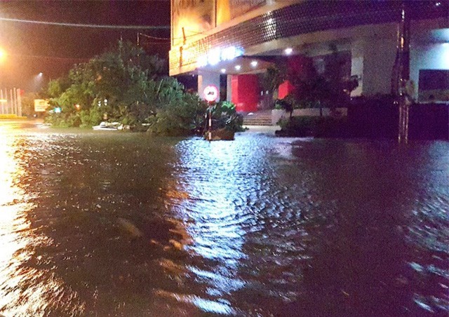 Sau áp thấp nhiệt đới, Huế tan hoang, 2 người chết và mất tích