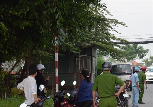 Tá hỏa người phụ nữ treo cổ trên cây trứng cá, tử vong