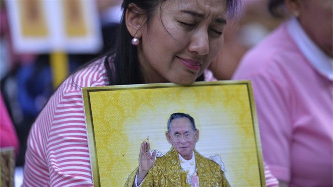 Thái Lan để tang Quốc vương 1 năm, treo cờ rủ 30 ngày