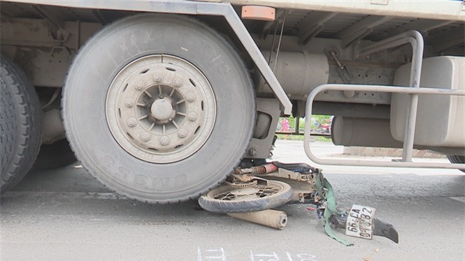 Xe tải kéo lê xe máy 30 mét, nạn nhân thoát chết trong gang tấc