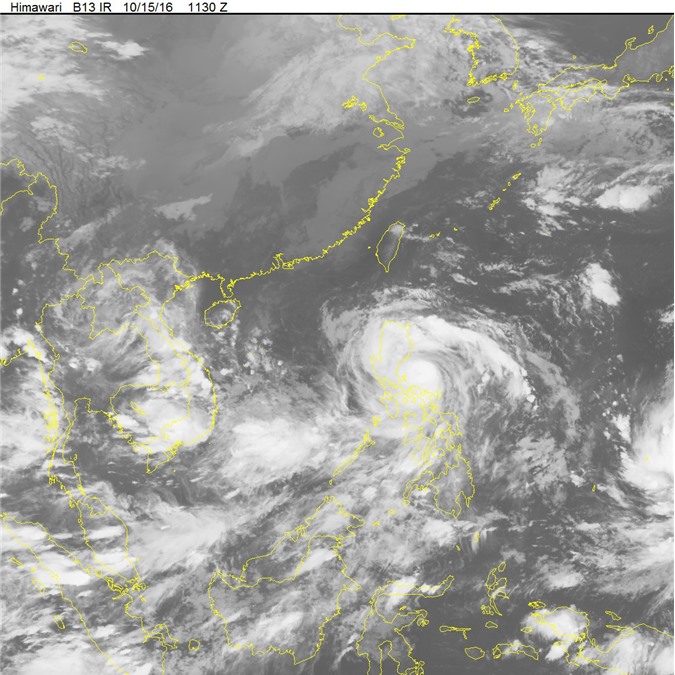 Bão Sarika giật cấp 17, cảnh báo lũ khẩn cấp