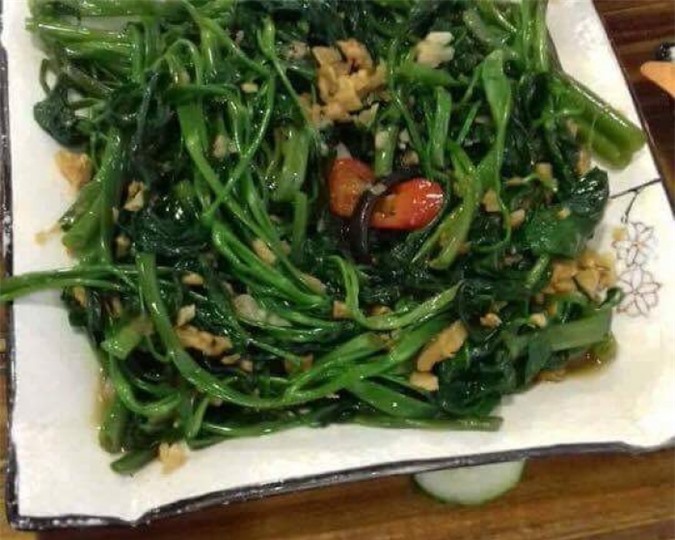 Khách hàng phát hoảng vì rau xào đỉa tại nhà hàng Kampong Láng Hạ