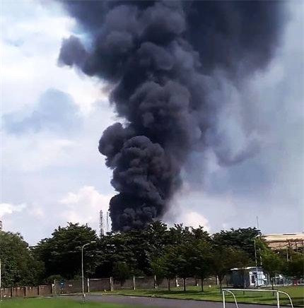 Lửa cháy ngùn ngụt tại Công ty Vedan, cột khói cao chục mét