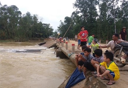 Hà Tĩnh: Xót thương hai bé trai đuối nước tử vong trong cơn lũ