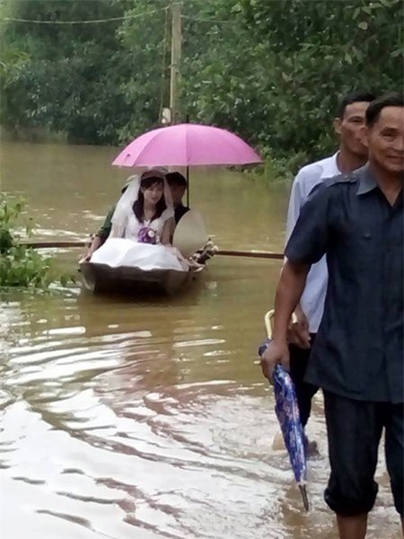 Mưa lũ miền Trung: Chú rể dùng thuyền rước dâu vì đường ngập