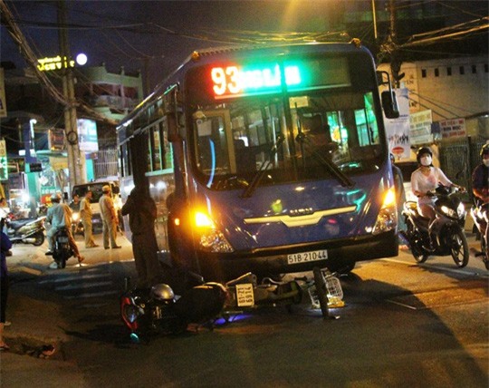 Ngã xuống đường, nữ sinh lớp 8 bị xe buýt cán nát tay