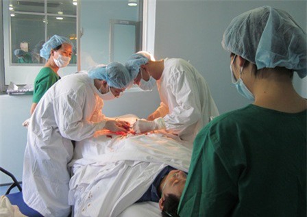 Rơi từ nóc xe tải, nam thanh niên bị cánh cửa xe "chém" lộ tinh hoàn