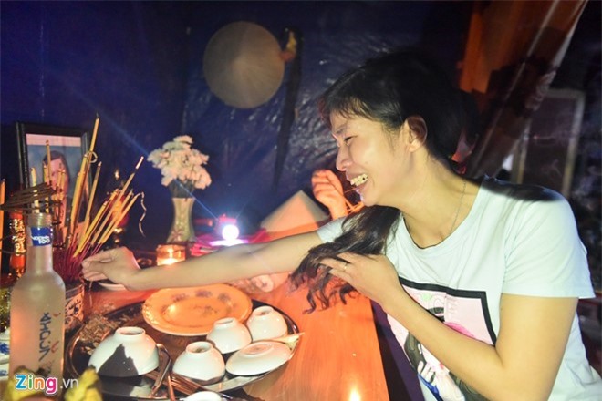 Thắt lòng con gái phải đứng từ xa vái vọng đám tang mẹ vì lũ dâng