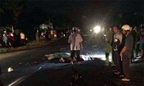 Xe máy vượt ẩu lao gầm xe tải, 4 người thương vong