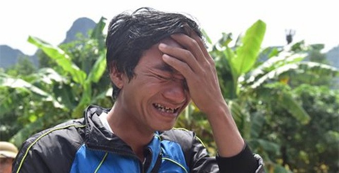 Con trai gào khóc nhìn bố chới với giữa cơn lũ hung ác