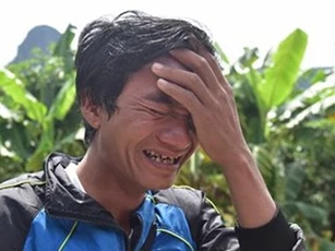 Con trai gào khóc nhìn bố chới với giữa cơn lũ hung ác