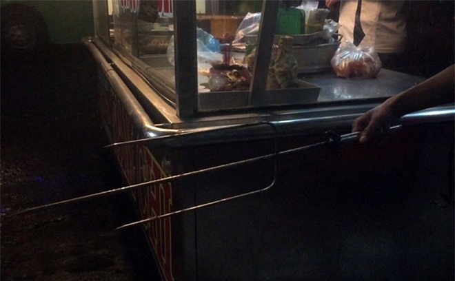 Cụ bà bị kẻ nghi ngáo đá dùng xiên thịt khống chế 