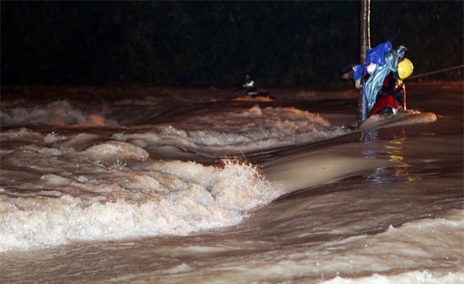 TP. HCM và Bình Dương ngập nặng, lũ cuốn nhiều xe máy