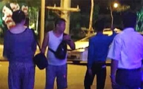 Khách Trung Quốc đốt tiền Việt bị liệt vào danh sách đen