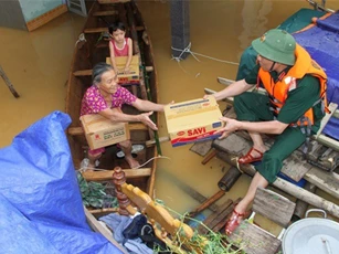 Lũ chưa rút, nhiều người dân Hà Tĩnh kiệt đồ ăn