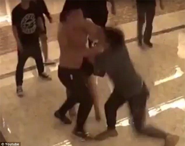 Nam thanh niên ăn no đòn vì "ân ái" gây tiếng ồn