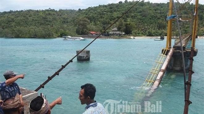 Sập cầu vượt biển, 9 người thiệt mạng