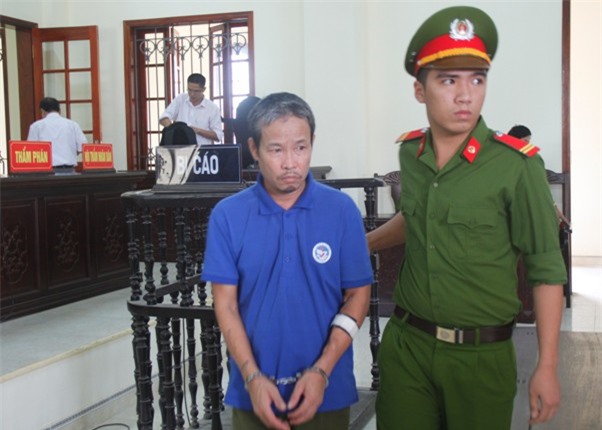 Thợ xây dùng xà beng ném chết bạn vì bị nhắc đi làm muộn