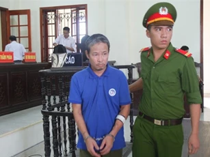 Thợ xây dùng xà beng ném chết bạn vì bị nhắc đi làm muộn